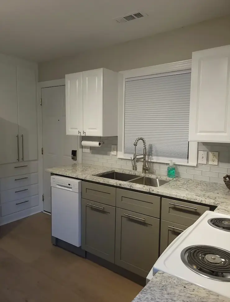 B-Southern Charm- 4 miles to Downtown Charleston and Close To All Areas!
