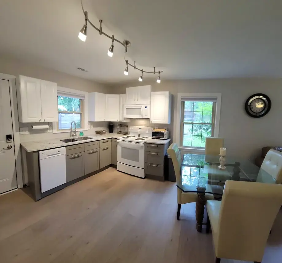 B-Southern Charm- 4 miles to Downtown Charleston and Close To All Areas!